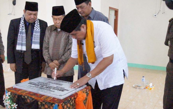 Gubernur HBA tandatangani Peresmian Masjid Jami Al Hidayah di Ponpes Al Hidayah.